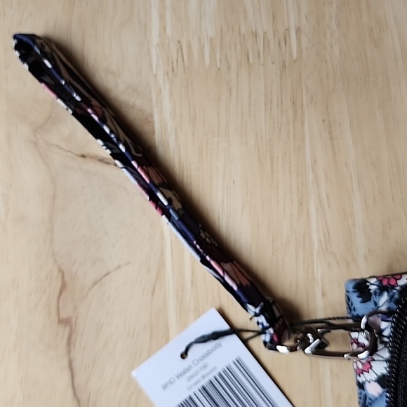 Vera Bradley RFID Crossbody Wallet New With Tags NWT. Ornate Blooms Pattern - Picture 3 of 10